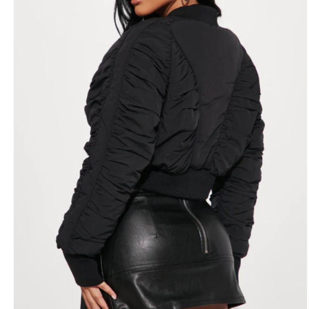 It's a vibe cropped puffer - black *never worn but removed tag*